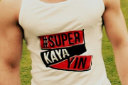 Ein weisses Unterhemd mit der Aufschrift #SUPERKAYAYIN in schwarz-weiss-rot